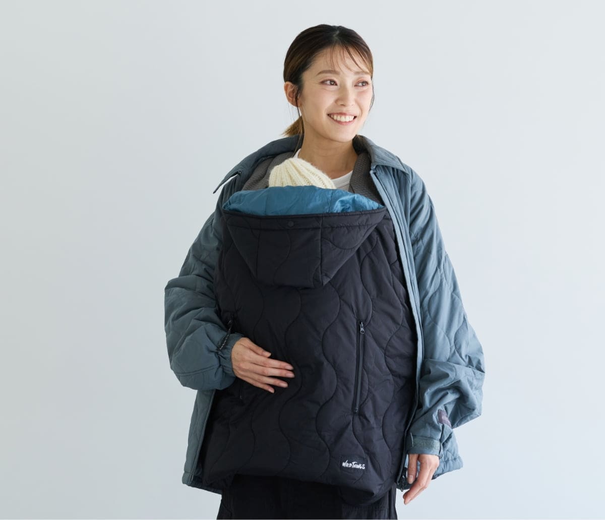 WILD THINGS キルティング防寒ケープ/25 ブラック着用