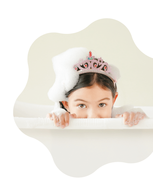 泡だらけでお風呂を楽しむ子ども
