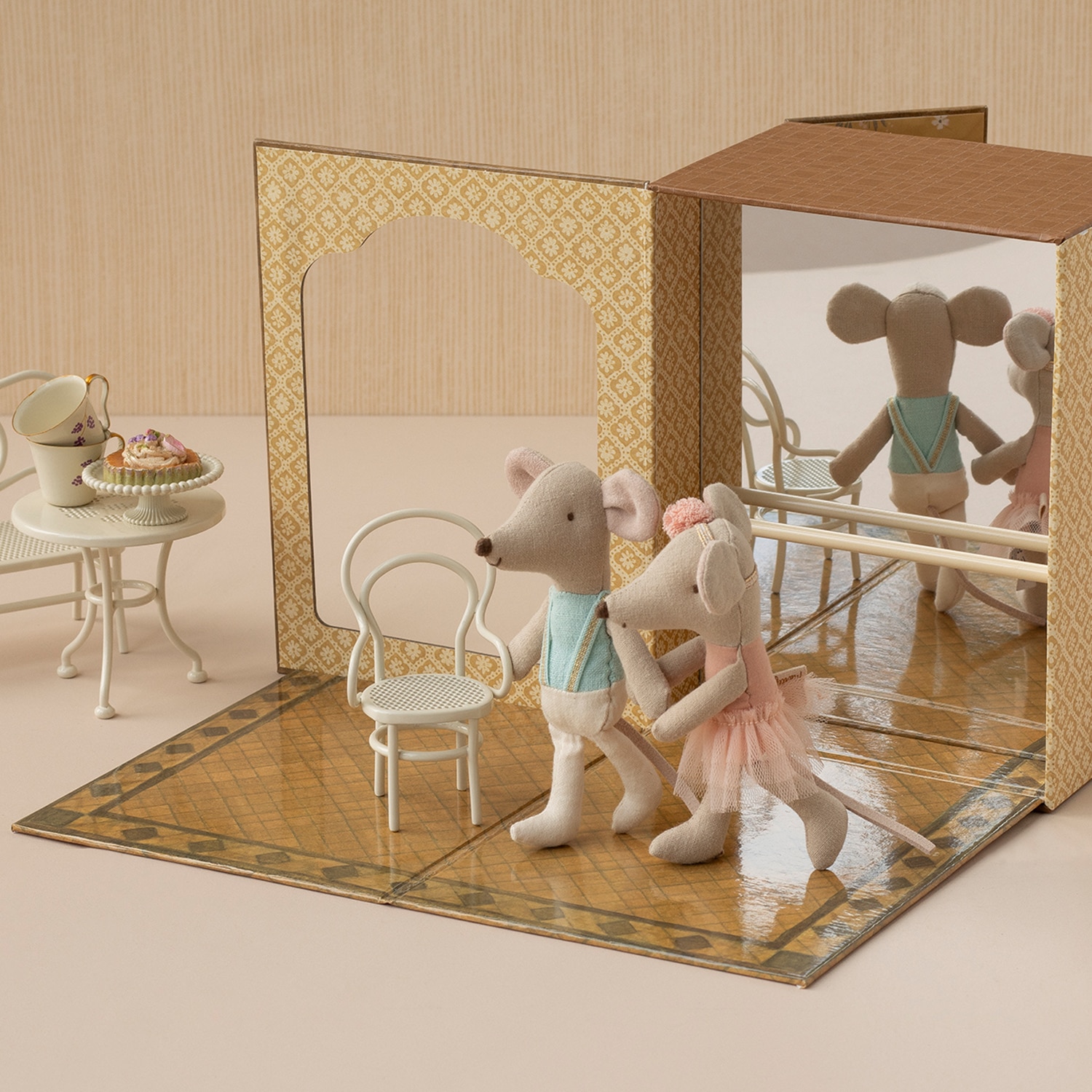 バレエダンススタジオセット/いもうとネズミとおとうとネズミとリビングルーム