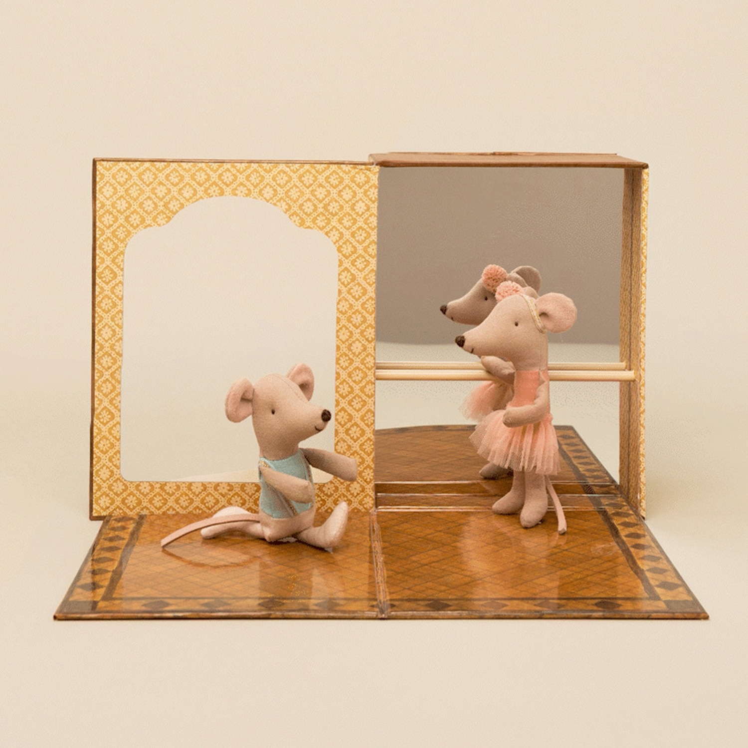 バレエダンススタジオセット/いもうとネズミとおとうとネズミとリビングルーム